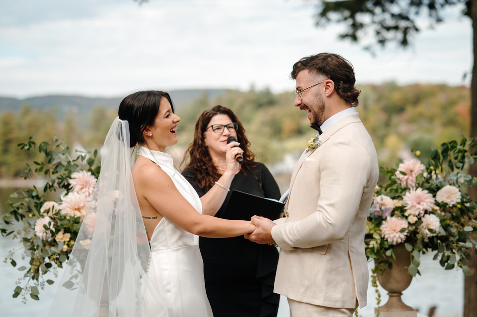 Mariage au Ripplecove Hotel & Spa – cérémonie extérieure
