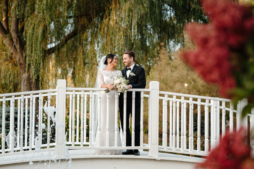séance photo couple mariage Château Vaudreuil jardins lumière douce fin journée