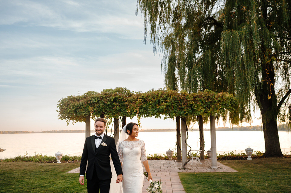 couple marié marchant dans les jardins du Château Vaudreuil séance photo mariage