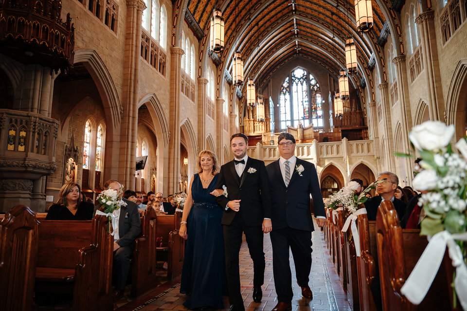 Photographe cérémonie mariage Basilique-Cathédrale Sainte-Cécile entrée du marié avec ses parents