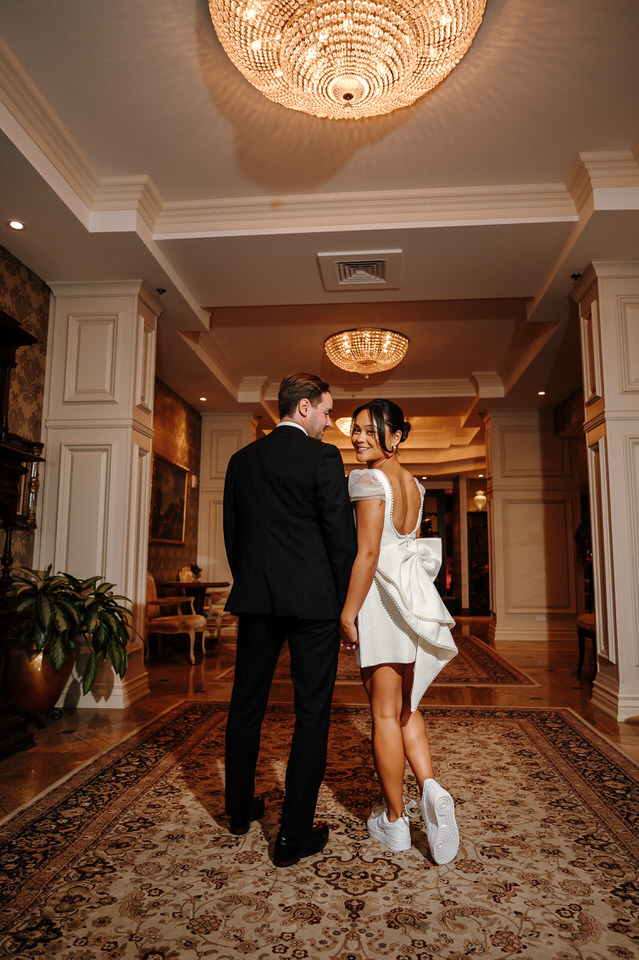 Photos de mariage chic dans le lobby du Château Vaudreuil