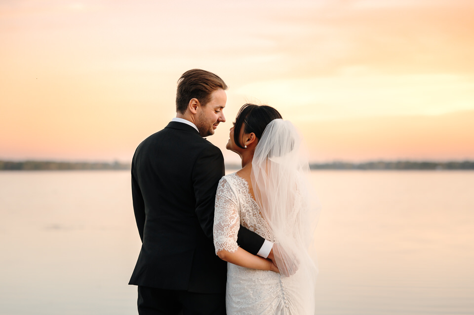 couple marié sur le quai Château Vaudreuil lumière douce soirée