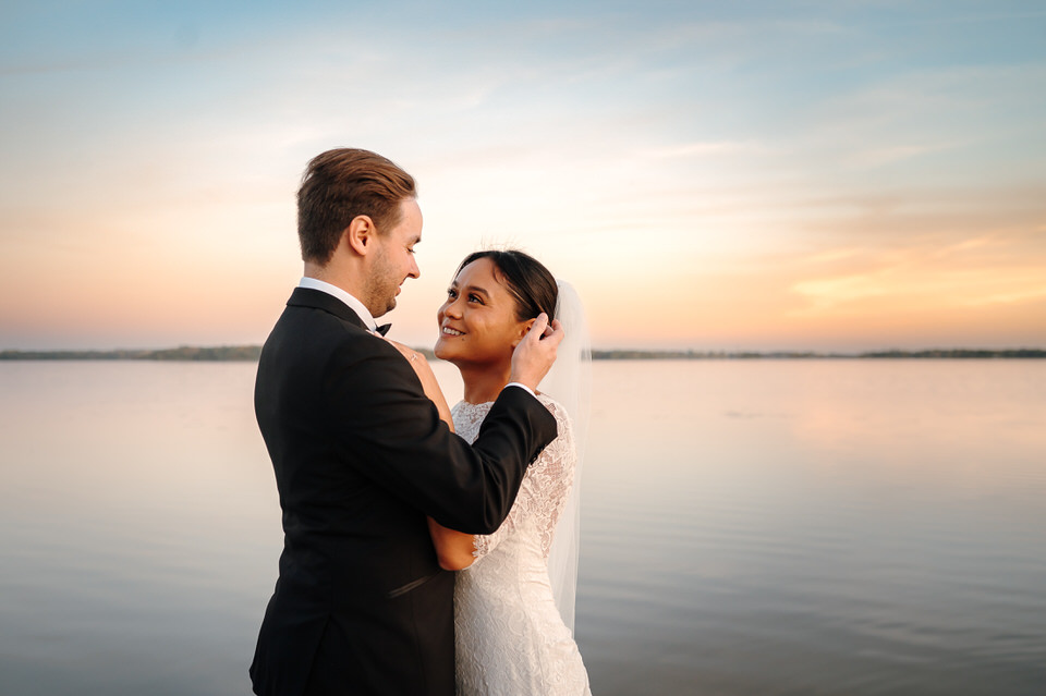 photos mariage sur le quai Château Vaudreuil baie eau calme coucher soleil