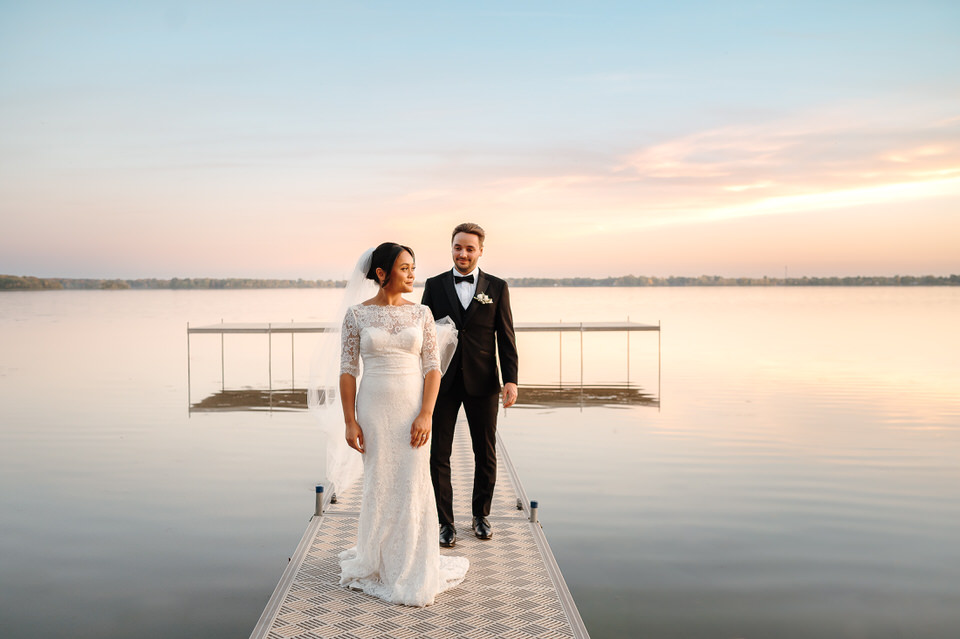 séance photo couple mariage quai Château Vaudreuil golden hour bord eau