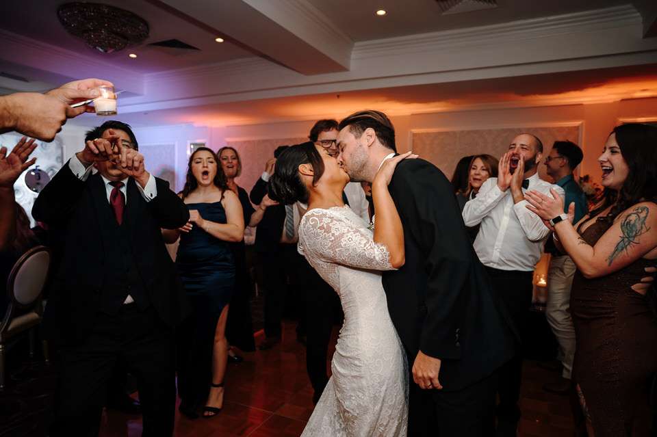 baiser des mariés soirée mariage Château Vaudreuil ambiance festive