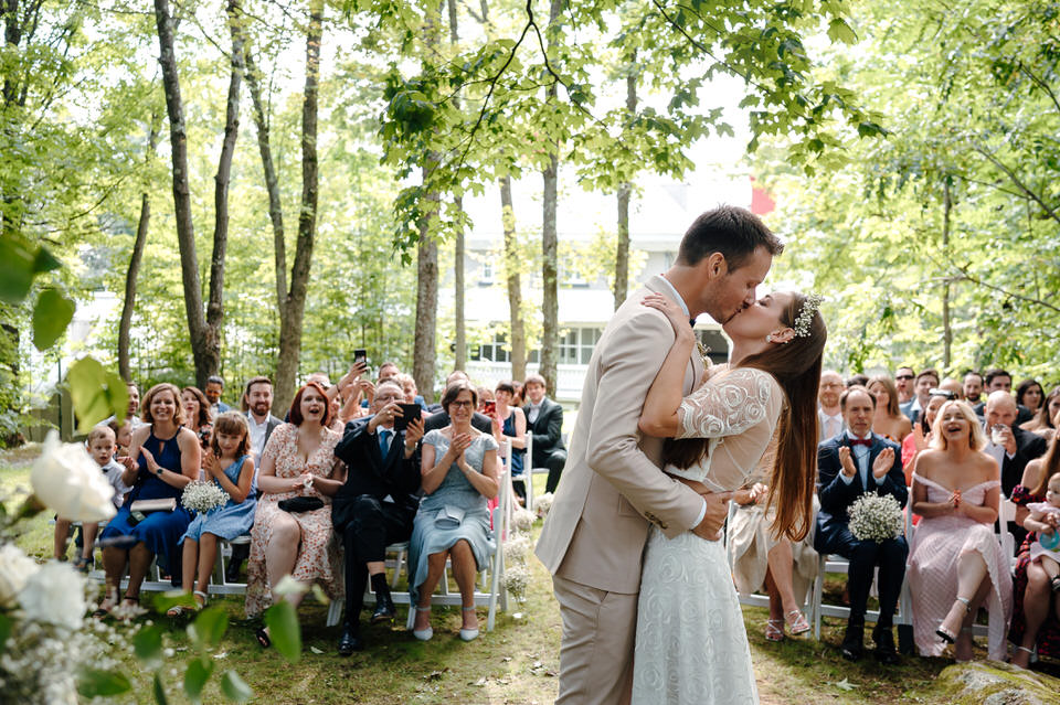 baiser des mariés cérémonie extérieure Manoir Maplewood