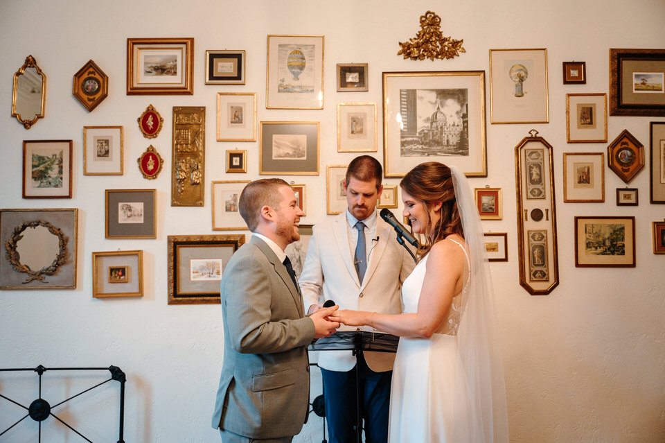 cérémonie mariage intérieure Manoir Maplewood mur de cadres