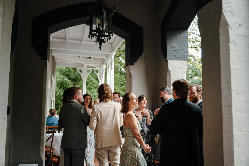 invités discutant sous le porche cocktail mariage Estrie
