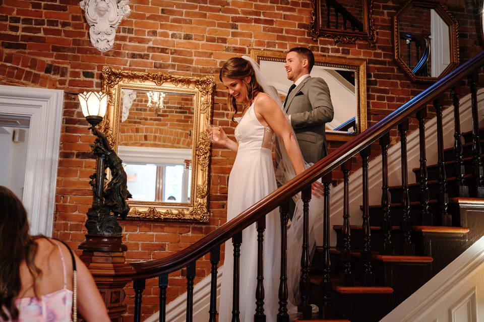 mariée dans escalier manoir Maplewood Estrie